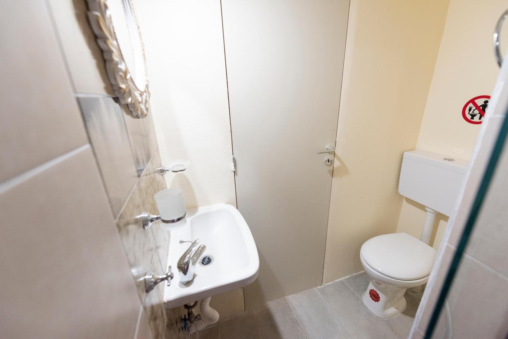 Ferienwohnung Pure Urban Bedboxes Acropolis Metro Petralona Athen Exterior foto